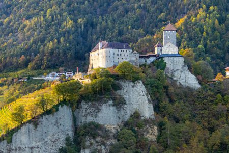 Vue sur le château du Tyrol à Dorf Tirol, Tyrol du Sud, Italie vue depuis le sentier de randonnée.