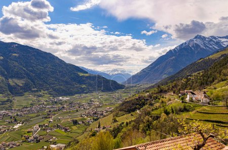 Blick von Dorf Tirol auf die Kirche St. Peter, die Dörfer Algund und Plars und den Vinschgau, Südtirol, Italien. 