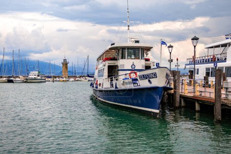 Desenzano, Gardasee, Italien - 25. Mai 2024 Ausflugsboot bereit zur Einschiffung im Hafen von Desenzano. 