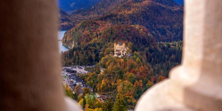 Foto de Castillo de Hohenschwangau Vista desde el castillo de Neuschwanstein, palacio neogótico neogótico del siglo XIX, Schwangau, Fussen, Ostallgau, Baviera, Alemania, Europa - Imagen libre de derechos