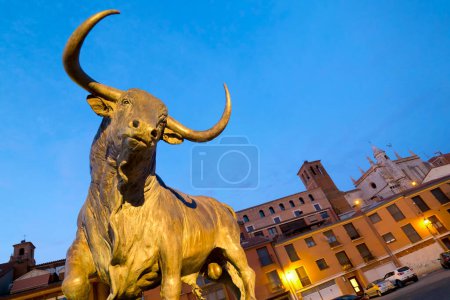 Téléchargez les photos : Toro de la Vega Sculpture, Tordesillas, Valladolid, Castilla y Leon, Espagne, Europe - en image libre de droit