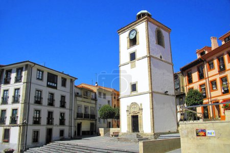 Foto de Olds Houses and Clock Tower, Ciudad de la Pesca, Luanco, Asturias, España, Europa - Imagen libre de derechos