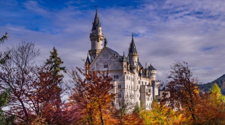 Foto de Neuschwanstein Castle, 19th Century Neo-Romanesque Neo-Gothic Style Palace, Schwangau, Fussen, Ostallgau, Bavaria, Germany, Europe - Imagen libre de derechos