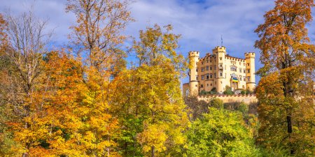 Foto de Hohenschwangau Castle, Schloss Hohenschwangau, 19th Century Gothic Revival Style, Hohenschwangau, Fussen, Ostallgau, Bavaria, Germany, Europe - Imagen libre de derechos