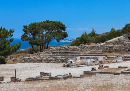 Hermosa vista panorámica de un asentamiento moderno cerca de la costa del mar Egeo en una zona montañosa en Grecia en la isla de Rodas en un día soleado de verano, vista lateral desde el Monte Filerimos cerca
