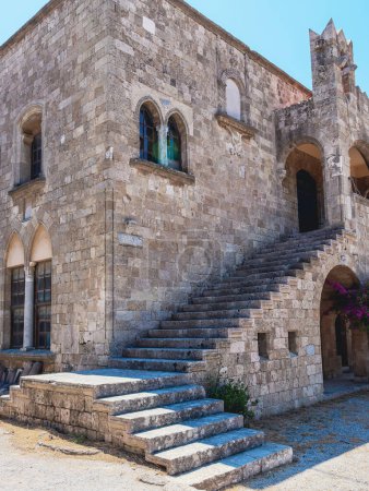 Hermosa vista de las escaleras de piedra del templo de la Virgen en el Monte Filerimos en Grecia en la isla de Rodas, vista lateral de cerca. El concepto de edificios históricos.