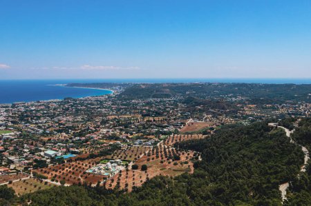 Hermosa vista panorámica del mar Egeo con el pueblo y el cielo azul de la montaña Filerimos en Grecia en la isla de Rodas, vista lateral de cerca.
