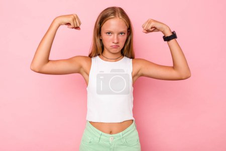 Téléchargez les photos : Blanc adolescent fille isolé sur fond rose montrant geste de force avec des bras, symbole de pouvoir féminin - en image libre de droit
