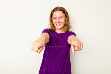 Téléchargez les photos : Jeune femme caucasienne isolée sur fond blanc sourire joyeux pointant vers l'avant. - en image libre de droit