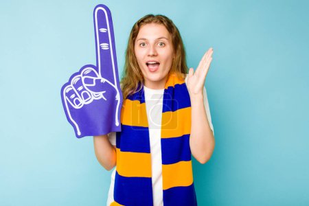Téléchargez les photos : Jeune femme caucasienne fan de sport isolé sur fond bleu surpris et choqué. - en image libre de droit