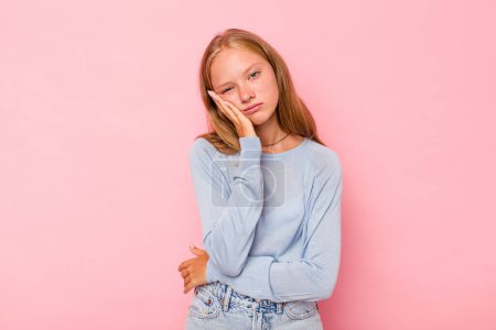 Foto de Caucásico adolescente chica aislado en rosa fondo que está aburrido, fatigado y necesita un día de relax. - Imagen libre de derechos