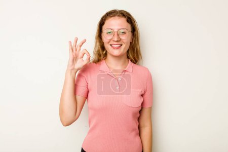 Foto de Joven mujer caucásica aislada sobre fondo blanco alegre y confiado mostrando gesto ok. - Imagen libre de derechos