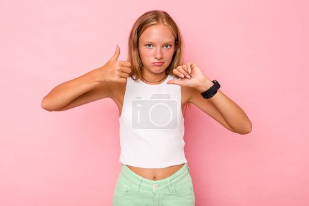 Foto de Caucásico adolescente chica aislado en rosa fondo mostrando pulgares hacia arriba y pulgares hacia abajo, difícil elegir concepto - Imagen libre de derechos