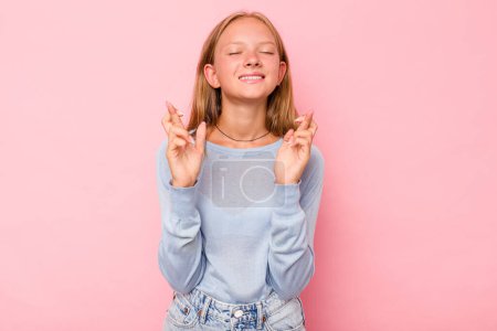 Téléchargez les photos : Caucasien adolescent fille isolé sur fond rose croisement des doigts pour avoir de la chance - en image libre de droit