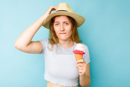 Téléchargez les photos : Jeune femme caucasienne tenant une crème glacée isolé un fond bleu étant choquée, elle s'est souvenue réunion importante. - en image libre de droit