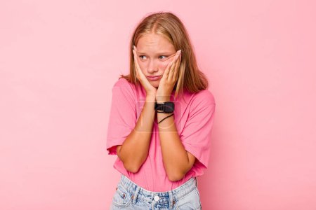 Foto de Caucásico adolescente chica aislado en rosa fondo asustado y miedo. - Imagen libre de derechos