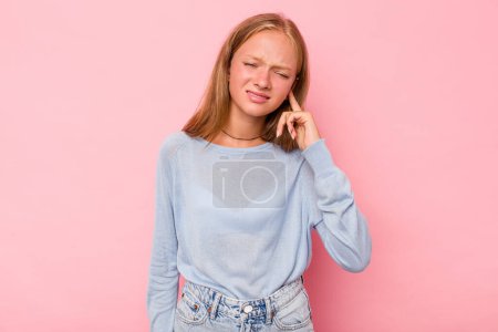 Téléchargez les photos : Caucasien adolescent fille isolé sur rose fond couvrant oreilles avec mains. - en image libre de droit