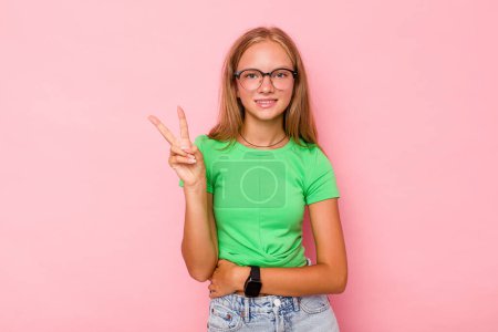 Téléchargez les photos : Caucasien adolescent fille isolé sur rose fond montrant numéro deux avec doigts. - en image libre de droit