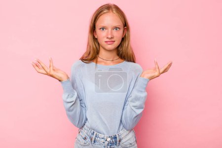Téléchargez les photos : Caucasien adolescent fille isolé sur fond rose doutant et haussant les épaules en questionnant geste. - en image libre de droit