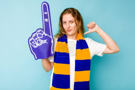 Téléchargez les photos : Jeune femme caucasienne fan de sport isolé sur fond bleu se sent fier et confiant, exemple à suivre. - en image libre de droit