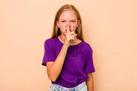 Foto de Caucásico adolescente chica aislado en beige fondo guardando un secreto o pidiendo silencio. - Imagen libre de derechos