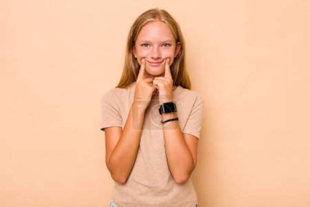 Téléchargez les photos : Caucasien adolescent fille isolé sur beige fond doutant entre deux options. - en image libre de droit