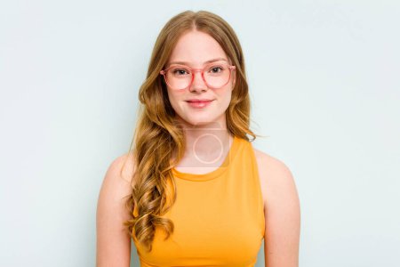 Téléchargez les photos : Portrait de jolie jeune caucasienne portant des lunettes femme isolée sur fond bleu - en image libre de droit