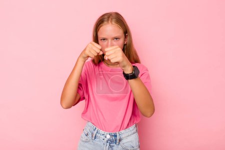 Foto de Caucásico adolescente chica aislado en rosa fondo mostrando puño a cámara, agresiva expresión facial. - Imagen libre de derechos