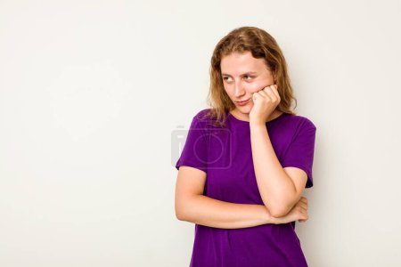 Téléchargez les photos : Jeune femme caucasienne isolée sur fond blanc qui se sent triste et onéreuse, regardant l'espace de copie. - en image libre de droit
