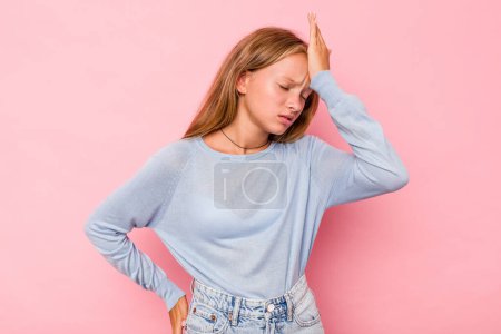 Foto de Caucásico adolescente chica aislado en rosa fondo olvidando algo, bofetada frente con palma y cerrar los ojos. - Imagen libre de derechos