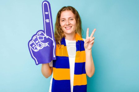 Téléchargez les photos : Jeune femme caucasienne fan de sport isolé sur fond bleu montrant numéro deux avec les doigts. - en image libre de droit