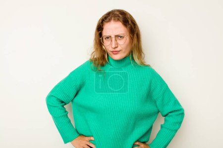 Téléchargez les photos : Jeune femme caucasienne isolée sur fond blanc visage triste et sérieux, se sentant malheureuse et mécontente. - en image libre de droit