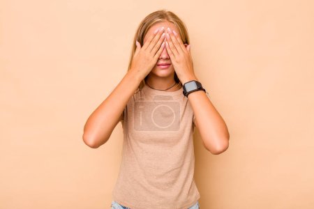 Téléchargez les photos : Caucasien adolescent fille isolé sur fond beige peur couvrant les yeux avec les mains. - en image libre de droit