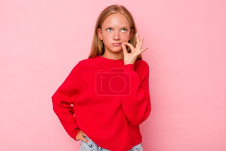 Téléchargez les photos : Caucasien adolescent fille isolé sur fond rose avec les doigts sur les lèvres garder un secret. - en image libre de droit