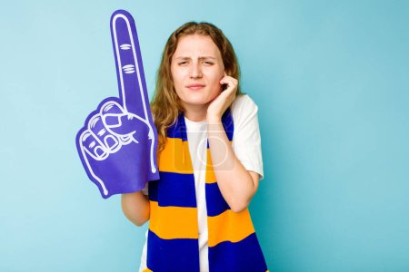 Téléchargez les photos : Jeune femme caucasienne fan de sport isolé sur fond bleu couvrant les oreilles avec les mains. - en image libre de droit