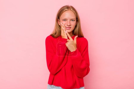 Téléchargez les photos : Caucasien adolescent fille isolé sur fond rose ayant une forte douleur de dents, douleur molaire. - en image libre de droit