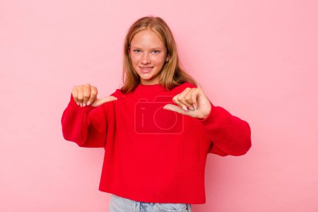 Téléchargez les photos : Caucasien adolescent fille isolé sur fond rose levant les pouces vers le haut, souriant et confiant. - en image libre de droit