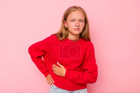 Foto de Caucásico adolescente chica aislado en rosa fondo tener un dolor de hígado, dolor de estómago. - Imagen libre de derechos