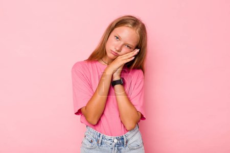 Téléchargez les photos : Caucasienne adolescent fille isolé sur fond rose bâillement montrant un geste fatigué couvrant la bouche avec la main. - en image libre de droit