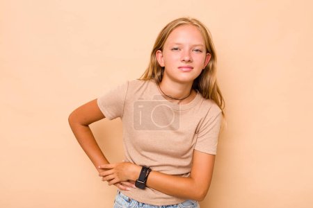 Foto de Caucásico adolescente chica aislado en beige fondo tener un dolor de hígado, dolor de estómago. - Imagen libre de derechos
