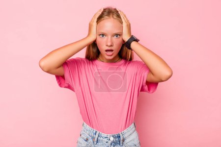 Foto de Caucásico adolescente chica aislado en rosa fondo siendo impactado, ella ha recordado importante reunión. - Imagen libre de derechos