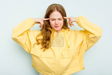 Téléchargez les photos : Jeune femme caucasienne isolée sur fond bleu axée sur une tâche, en gardant les index pointant la tête. - en image libre de droit