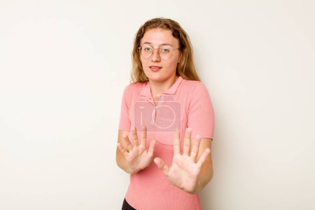 Foto de Joven mujer caucásica aislada sobre fondo blanco rechazando a alguien mostrando un gesto de asco. - Imagen libre de derechos