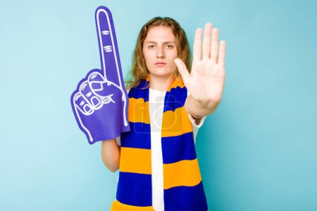 Téléchargez les photos : Jeune femme caucasienne fan de sport isolé sur fond bleu debout avec la main tendue montrant le signe d'arrêt, vous empêchant. - en image libre de droit