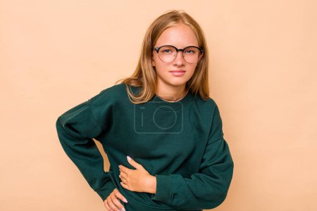 Téléchargez les photos : Caucasien adolescent fille isolé sur fond beige ayant une douleur au foie, maux d'estomac. - en image libre de droit