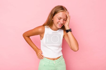 Téléchargez les photos : Blanc adolescent fille isolé sur fond rose joyeux rire beaucoup. Concept de bonheur. - en image libre de droit