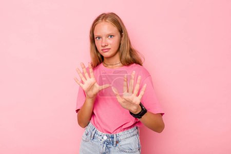 Téléchargez les photos : Caucasienne adolescent fille isolé sur fond rose rejeter quelqu'un montrant un geste de dégoût. - en image libre de droit