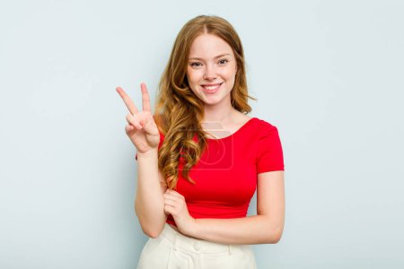 Téléchargez les photos : Jeune femme caucasienne isolée sur fond bleu montrant le numéro deux avec les doigts. - en image libre de droit