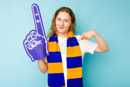 Téléchargez les photos : Jeune femme caucasienne fan de sport isolé sur fond bleu personne pointant à la main vers un espace de copie de chemise, fière et confiante - en image libre de droit