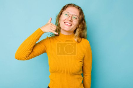 Téléchargez les photos : Jeune femme caucasienne isolée sur fond bleu montrant un geste d'appel téléphonique mobile avec les doigts. - en image libre de droit